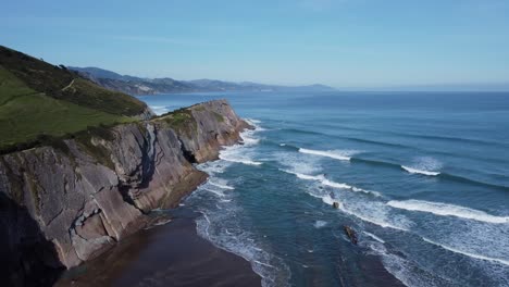 Steile,-Abgewinkelte-Bettungsebenen-Bilden-Flyschfelsen-An-Der-Baskischen-Küste-Spaniens
