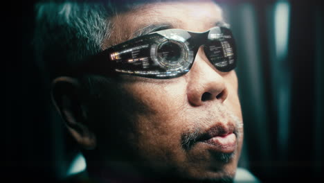 Un-Hombre-Asiático-Adulto-Mayor-Que-Usa-Gafas-Holográficas-Futuristas-Con-Una-Proyección-Infográfica-En-Las-Gafas