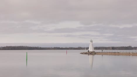 Picturesque-View-Of-Vadstena-Lighthouse's-Reflection-On-Vattern-Lake-In-Vadstena,-Sweden