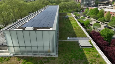 Solar-panels-and-vegetation-on-roof-of-Barnes-Foundation-art-museum,-Philadelphia