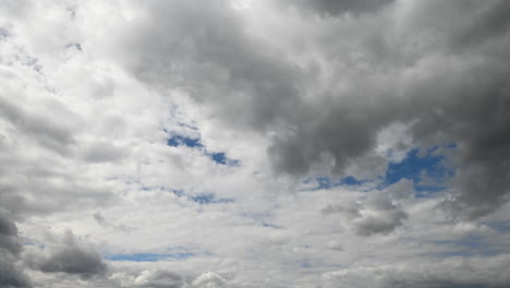 Schöne-Bewegungen-Weiße-Wolken-Am-Dunklen-Himmel