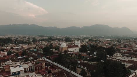 Cityscape-Of-San-Cristobal-De-Las-Casas-In-Chiapas,-Mexico---aerial-drone-shot