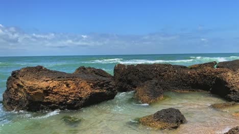 View-of-waves-breaking-on-reef