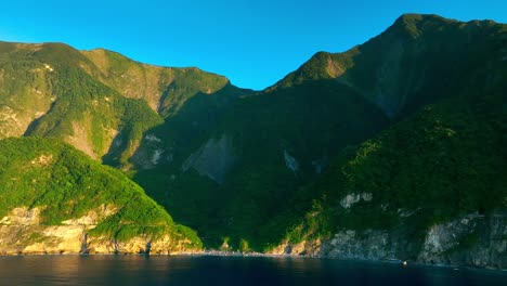 Aerial-approaching-shot-of-beautiful-mountain-in-front-of-lake-in-Taroko-Nationalpark-in-Taiwan