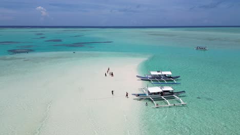 Banca-double-outrigger-canoes-anchored-on-sand-bar-beach-in-balabac-islands