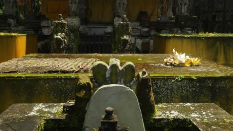 Tiro-Inclinado-En-Cámara-Lenta-De-Una-Piedra-Conmemorativa-En-Un-Templo-Hindú-En-Bali-En-Indonesia-Durante-Un-Gran-Viaje-Aventurero