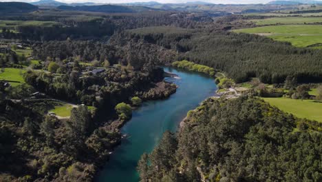 Río-Waikato,-Paisaje-Natural-Cerca-De-La-Ciudad-De-Taupo