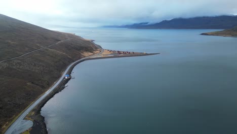 Nordischer-Fjord-An-Bewölktem-Tag,-Luftaufnahmen