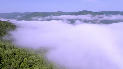 Clouds-and-fog-near-Jellico,-Tennessee-in-the-Cumberland-Mountains-with-drone-video-moving-up