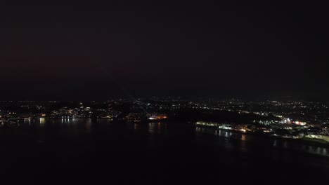 Glitzernde-Stadt-Manzanillo-Bei-Nacht-Mit-Beleuchteter-Promenade-Und-Atemberaubendem-Meerblick-Im-Dunkeln-In-Colima,-Mexiko