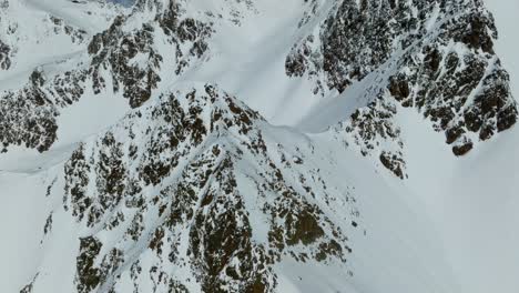 Fliegen-über-Den-Schneebedeckten-Gipfeln-Der-österreichischen-Alpen