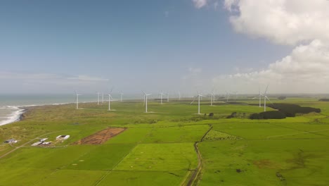 Schöne-Aussicht-Auf-Windkraftanlagen,-Die-An-Sonnigen-Tagen-Erneuerbare-Energie-Erzeugen
