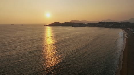 Sonnenuntergangsreflexionen-Am-Strand-Von-Manzanillo-Bay-In-Colima,-Halbinsel-Santiago,-Mexiko