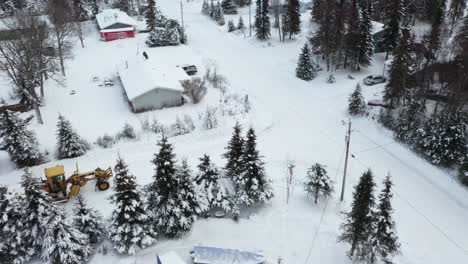 Drohnenvideo-Fängt-Die-Kraft-Und-Einen-Schneepflug-In-Aktion-Ein,-Während-Er-Im-Winterwunderland-Von-Alaska-Den-Schnee-Räumt