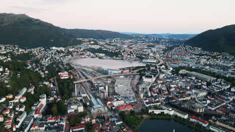 Panorama-Aéreo-De-Bergen,-Noruega