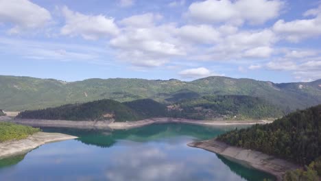 Increíble-Toma-Impresionante-De-4k-Del-Lago-Y-Las-Montañas-En-El-Día-De-Verano,-Cielo-Azul