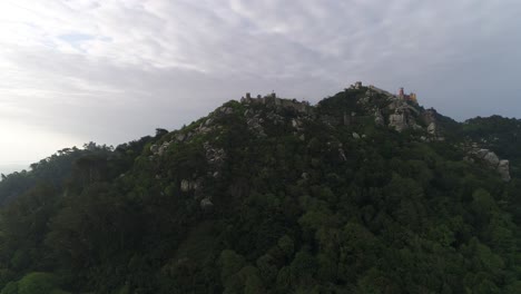 Luftaufnahme-Der-Serra-De-Sintra-Mit-Dem-Pena-Palast-Und-Der-Maurischen-Burg-Auf-Dem-Gipfel-Des-Berges