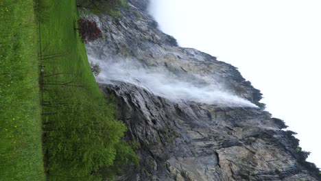 Staubbach-Fällt-Wasserfall-In-Lauterbrunnen,-Schweiz---Niedriger-Winkel