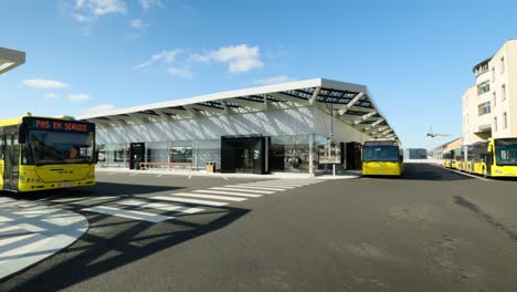 POV-Ansicht-Beim-Spaziergang-Am-Busbahnhof-In-Namur,-Belgien