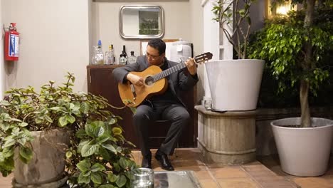 Aufnahme-Eines-Gitarristen,-Der-In-Einem-Hotel-In-Mexiko-Stadt-Ein-Konzert-Gibt