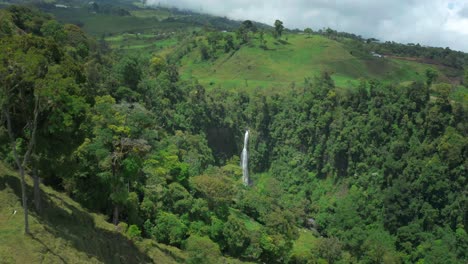 Hidden-Muralla-waterfall-in-Costa-Rica,-lush-green-landscape-with-cascade,-aerial