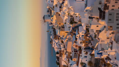 Vertikaler-4K-Zeitraffer,-Santorini-Insel-Zur-Goldenen-Stunde-Und-Sonnenuntergang,-Weiße-Oia-Dorfgebäude-Und-Ägäis