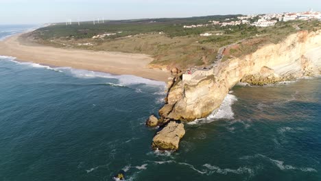 Luftaufnahme-Des-Roten-Leuchtturms-Von-Nazare,-Portugal