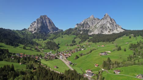 Luftaufnahme-Des-Dorfes-In-Den-Alpen-In-Der-Schweiz-Mit-Dem-Berg-Grosser-Mythen-Und-Brunni-Im-Hintergrund