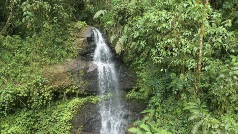 Aufnahme-Einer-Drohne,-Die-Sich-Von-Einem-Kleinen-Wasserfall-Im-Regenwald-Entfernt