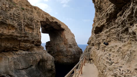 Malta,-Pase-Con-Una-Vista-De-La-Pared-Azul-Y-La-Cueva-De-La-Gruta