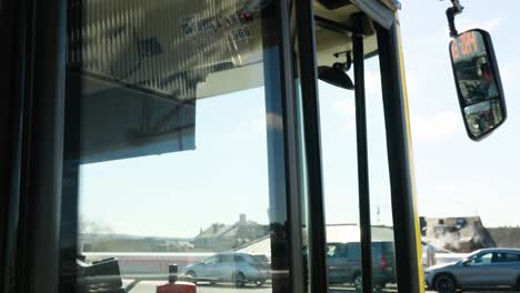 Autobús-Urbano-Que-Abre-Puertas-Automáticas-Para-Que-La-Gente-Suba-A-La-Parada-De-Autobús