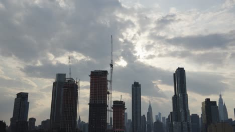 Der-Zeitraffer-Zeigt-Himmlische-Wolken,-Die-Sich-über-Einer-Wolkenkratzerbaustelle-In-Manhattan-Teilen