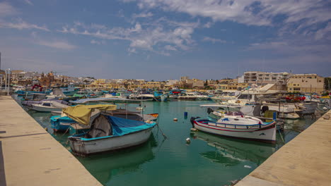 Port-of-small-boats-near-beautiful-Maltese-township,-time-lapse-view