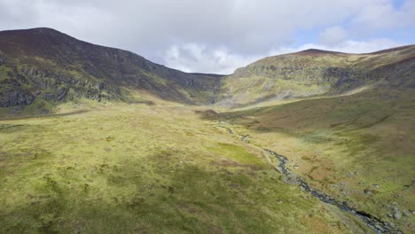 Luftbild-Mahon-Valley-Schönheitsort-In-Den-Comeragh-Mountains-Waterford-Irland-Hochlandschönheit