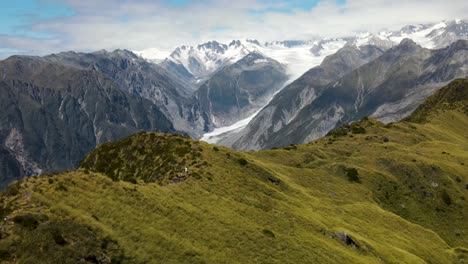 Traveler-walking-alone-on-mountain-ridge-in-beautiful-New-Zealand-mountains
