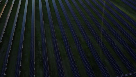 Vista-De-Drone-Del-Paisaje-Industrial-Que-Destaca-Los-Paneles-Solares