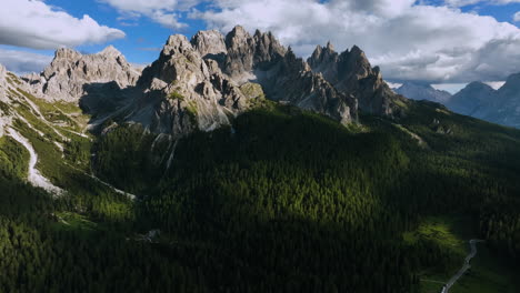 Aerial-view-tilting-toward-the-Cadini-di-Misurina-massif,-in-sunny-Dolomites,-Italy