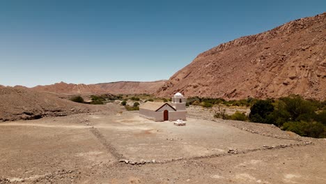 Descubra-Una-Joya-Escondida-Del-Desierto-De-Atacama-Con-Impresionantes-Imágenes-De-Drones-Que-Muestran-Una-Pequeña-Iglesia-Ubicada-En-Un-Verde-Valle-De-Oasis,-Un-Espectáculo-Para-Contemplar-Desde-Arriba