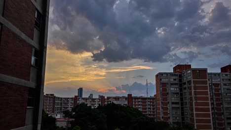 Timelapse-in-4k-of-a-cloudy-sunset-in-Mexico-City,-with-view-of-buildings