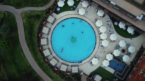 Round-Outdoor-Pool-At-Sun-Valley-Resort-Hotel-In-Sun-Valley,-Idaho