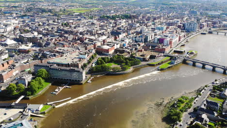 Filmische-Luftaufnahme-Der-Stadt-Limerick,-Republik-Irland