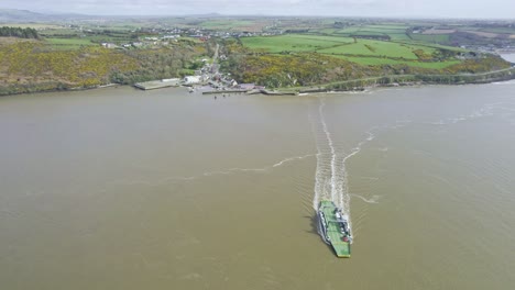 Ferry-De-Automóviles-Del-Estuario-De-Waterford-Navegando-Desde-Ballyhach-Co
