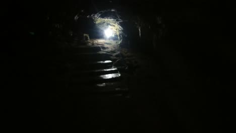 Caminando-Dentro-De-La-Cueva-Tabuhan-En-Pacitan,-Java-Oriental,-Indonesia