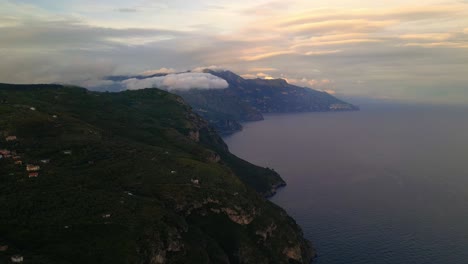 Berge-Und-Meer-In-Amalfi,-Italien---Drohnenaufnahme-Aus-Der-Luft