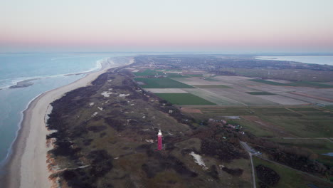 Luftaufnahme-Des-Leuchtturms-Westhoofd,-Des-Strandes-Und-Der-Felder-In-Ouddorp,-Niederlande-Bei-Sonnenaufgang