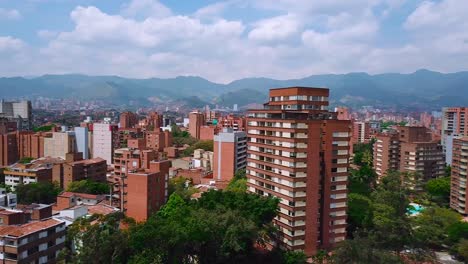 360-Grad-Panoramaaufnahme-Des-Geschäftigen-Stadtzentrums-Von-Medellin,-Kolumbien