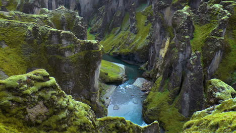 Cañón-Fjadrargljufur-Con-Río-Fjadra-En-El-Sureste-De-Islandia
