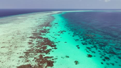 Exotische-Tropische-Insel-Mit-Wunderschönem-Korallenriff-Unter-Klarem-Türkisfarbenem-Wasser