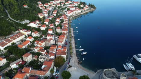 Kroatisches-Dorf-Korcula-An-Der-Dalmatinischen-Küste-–-Nach-Oben-Geneigte-Luftaufnahme