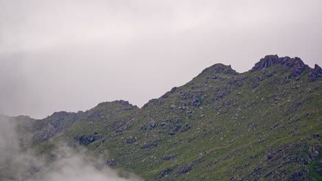 Nubes-Que-Se-Mueven-Rápidamente-Sobre-La-Sierra-De-Comechingones-En-San-Luis,-Argentina